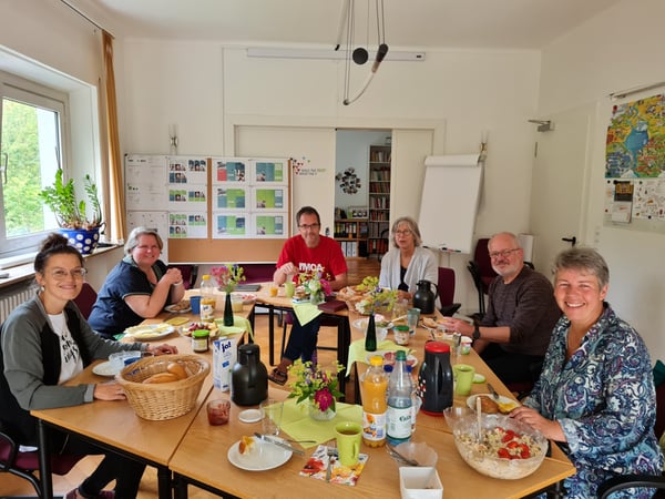 Das Geschäftsstellenteam feiert.